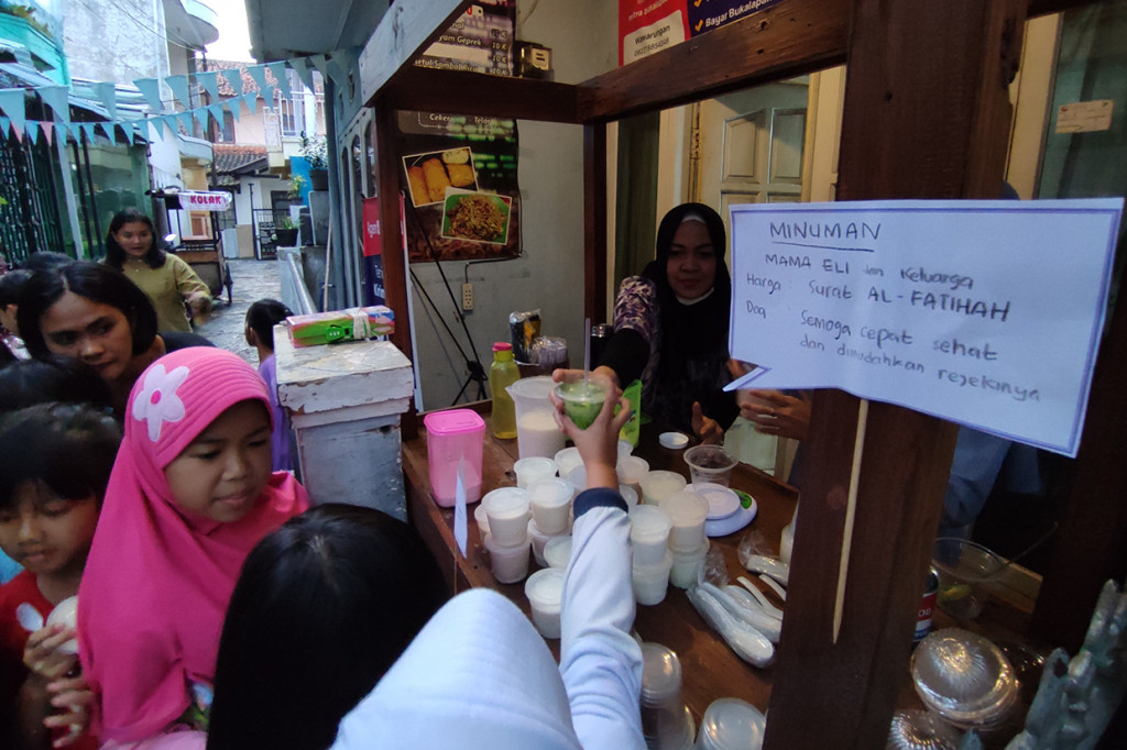 Ketua RW 15 Desa Lembang, Kasman Ramdani menerangkan, aksi bersedekah kepada sesama ini diinisiasi oleh salah seorang warganya. Tujuannya agar anak-anak semakin rajin membaca kitab Al-quran.