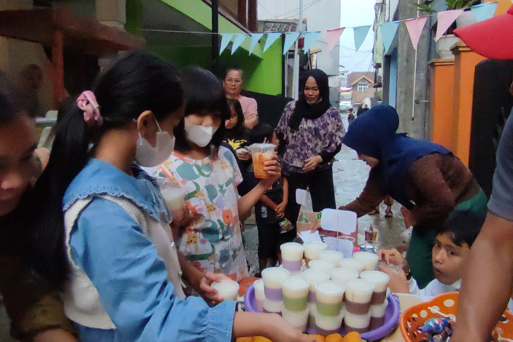 Di bazar tersebut, disediakan berbagai macam jajanan seperti snack, spaghetti, minuman, mie goreng, pudding, permen dan lain-lain yang dibagikan gratis tanpa dibayar dengan uang tetapi hafalan surat-surat pendek atau doa. Aksi positif ini bertujuan agar anak-anak dibiasakan menghapal kitab suci umat muslim tersebut.