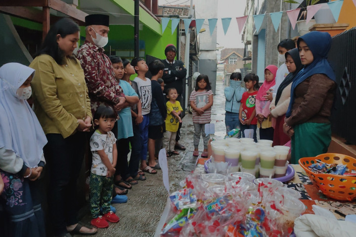 Puluhan anak-anak usia SD ini sebelumnya telah berkumpul di sebuah gang kecil yang disulap menjadi tempat bazar di Kampung Sukamandi, RT 02 RW 15 Desa/Kecamatan Lembang, Kabupaten Bandung Barat.