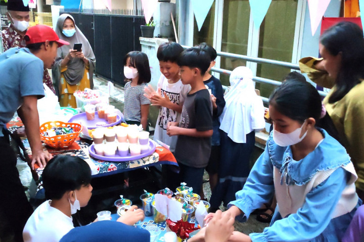 Sejumlah anak terlihat senang ketika menerima makanan dan jajanan gratis. Mereka mendapat snack atau makanan ringan karena lancar membacakan surat pendek Alquran.