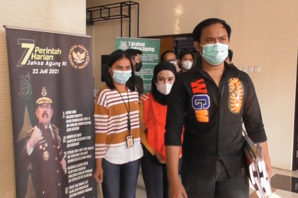 Kejaksaan Negeri (Kejari) Jakarta Selatan akhirnya menahan Medina Zein selama dua puluh hari kedepan akibat kasus pencemaran nama baik dan pengancaman. Medina akan mendekam di Rutan Polda Metro Jaya.