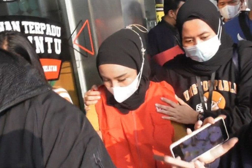 Usai diperiksa Kejari Jaksel, Medina Zein tampak menggunakan rompi tahanan berwarna merah. Ia tertunduk dan tak memberikan komentar apapun ketika dicecar pertanyaan oleh wartawan.