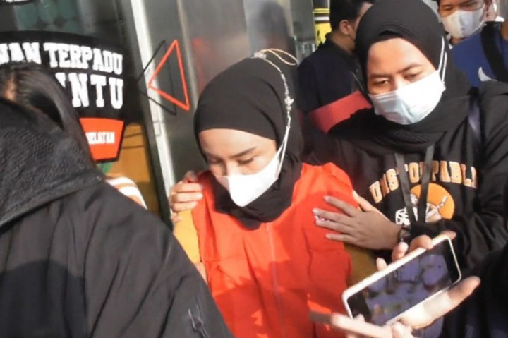 Usai diperiksa Kejari Jaksel, Medina Zein tampak menggunakan rompi tahanan berwarna merah. Ia tertunduk dan tak memberikan komentar apapun ketika dicecar pertanyaan oleh wartawan.