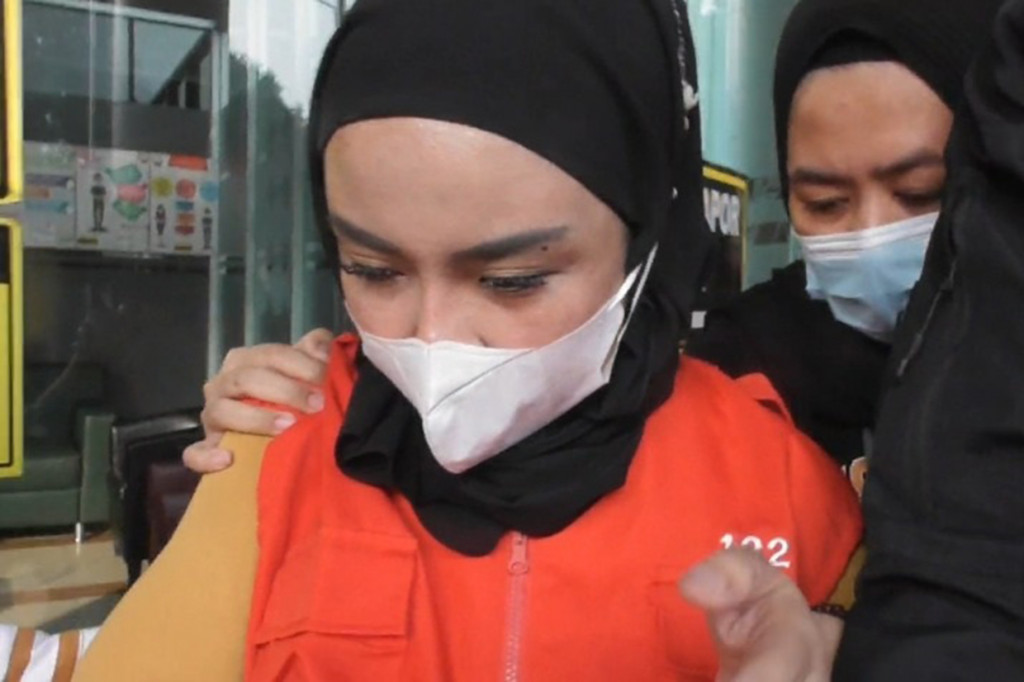 Kasi Pidana Umum Kejari Jakarta Selatan, Denny Wicaksono menjelaskan jika Medina Zein ditahan atas laporan dari sosialita Uci Flowdea dengan pasal dugaan pengancaman dan diancam dengan hukuman 6 tahun penjara.