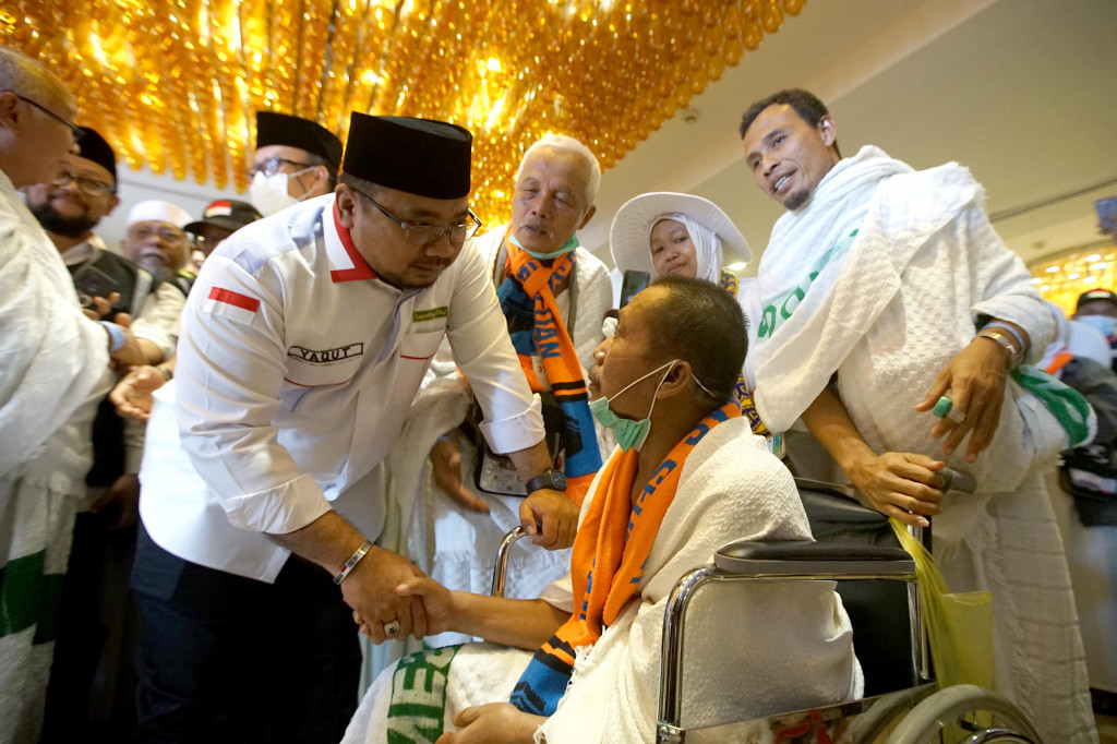Menteri Agama Yaqut Cholil Qoumas (kiri) berbincang dengan emaah haji Indonesia embarkasi Solo saat bersiap menuju bus pemberangkatan yang akan membawa mereka menuju Arafah saat berada di Hotel Keswah, Mekkah, Arab Saudi, Kamis, 7 Juli 2022.