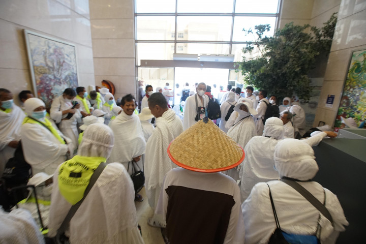Jemaah haji Indonesia embarkasi Solo bersiap menuju bus pemberangkatan yang akan membawa mereka menuju Arafah saat berada di Hotel Keswah, Mekkah, Arab Saudi, Kamis, 7 Juli 2022.