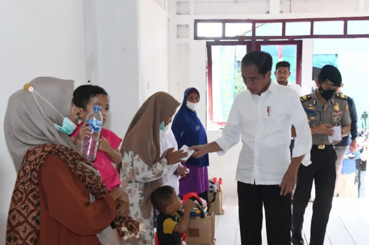 Presiden Joko Widodo meninjau bedah rumah panggung di Kampung Belawan Bahari, Medan, Sumatera Utara, Kamis, 7 Juli 2022. 