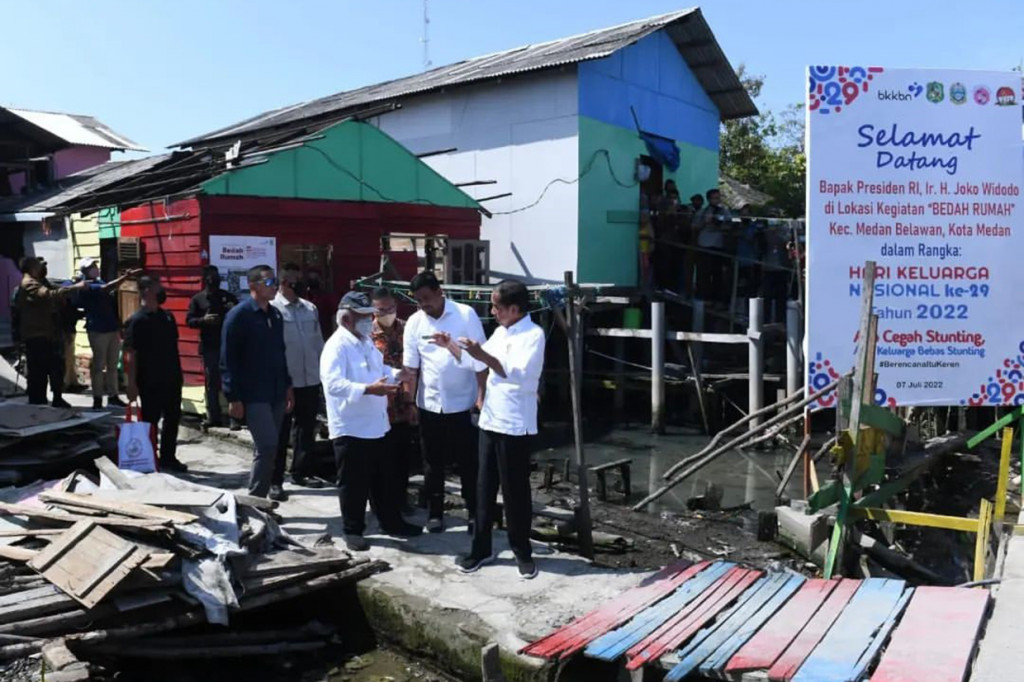 Jokowi mengatakan, saat ini penataan rumah-rumah layak huni sudah mulai dikerjakan oleh pemerintah kota Medan. Menurut dia, ada tiga rumah panggung di Kampung Belawan Bahari yang mulai dikerjakan.