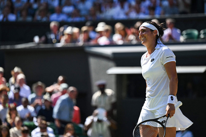 Petenis nomor dua dunia berusia 27 tahun tersebut selanjutnya akan menghadapi Elena Rybakina yang mengalahkan juara 2019 Simona Halep dua gim langsung 6-3, 6-3.