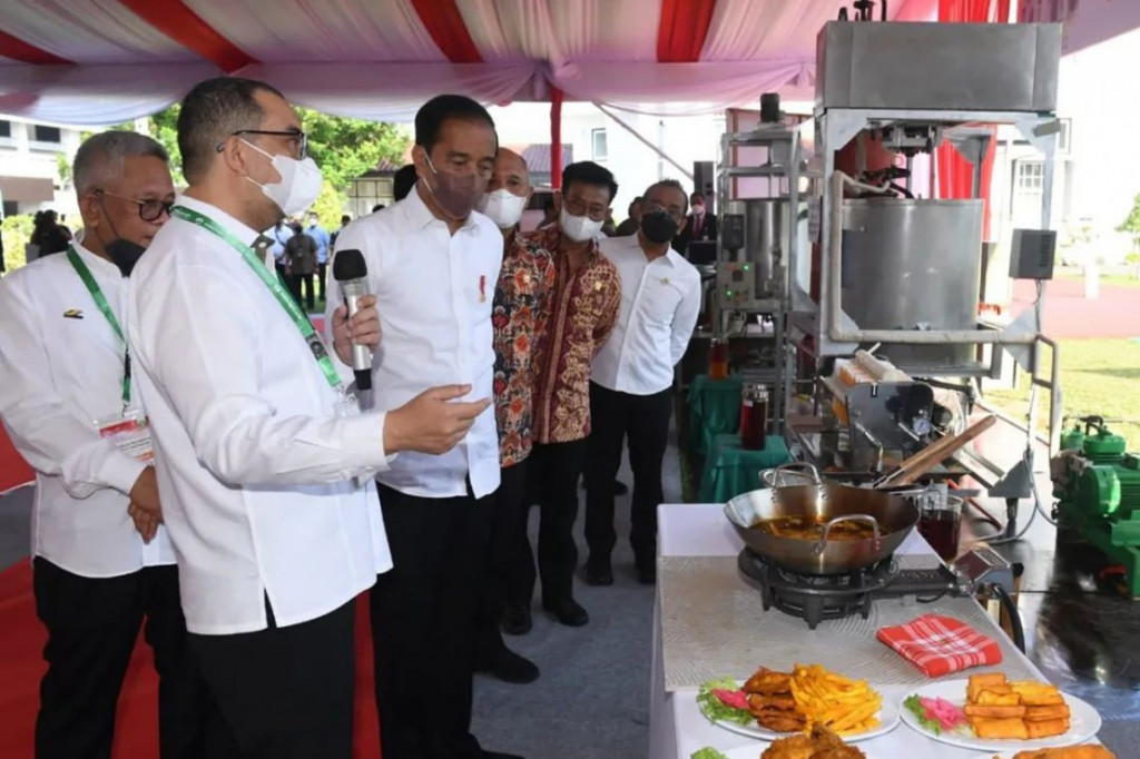  Presiden Joko Widodo meninjau proses penelitian minyak makan merah di Pusat Penelitian Kelapa Sawit (PPKS), Kampung Baru, Medan, Kamis, 7 Juli 2022.