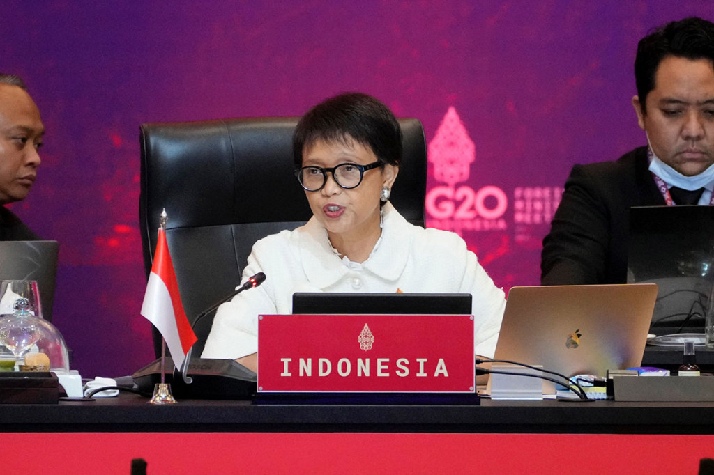 Menteri Luar Negeri Retno Marsudi (tengah) menyampaikan pidato dalam pembukaan Pertemuan Menteri Luar Negeri G20 di Nusa Dua, Bali, Jumat, 8 Juli 2022.