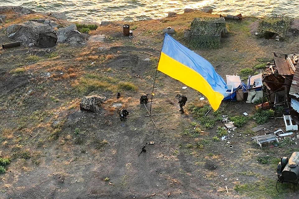 Foto udara bendera Ukraina dipasang di Desa Bile, Pulau Ular, Ukraina, Kamis, 7 Juli 2022.