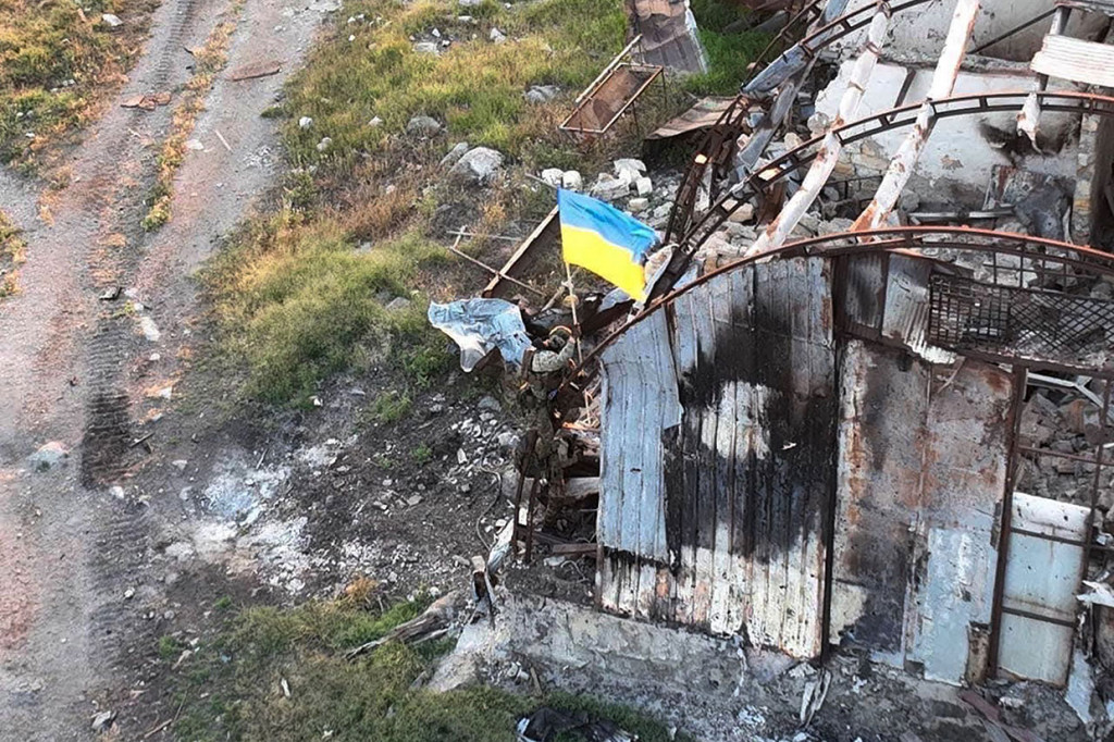 Bendera nasional Ukraina telah dipasang kembali di Pulau Ular setelah negara itu mendapatkan kembali kendali atas wilayah yang direbut pada hari-hari pertama invasi Rusia.