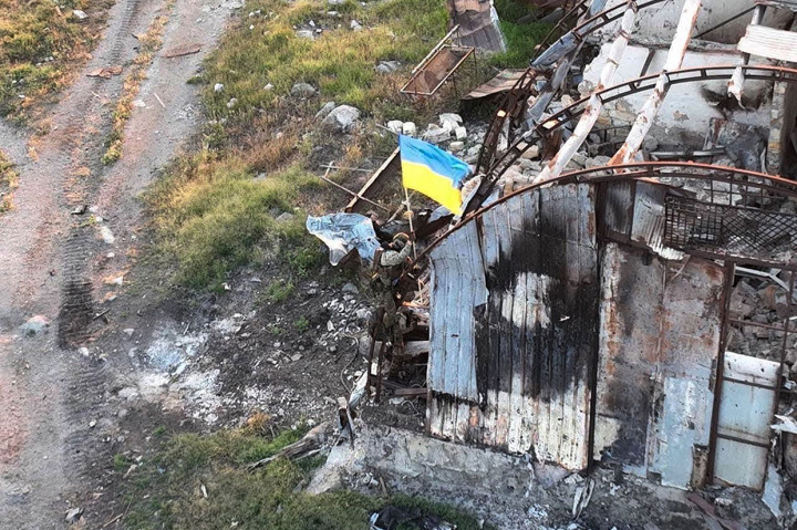 Bendera nasional Ukraina telah dipasang kembali di Pulau Ular setelah negara itu mendapatkan kembali kendali atas wilayah yang direbut pada hari-hari pertama invasi Rusia.