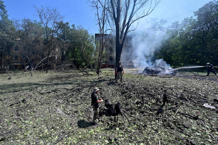Pemboman di Kramatorsk, sebuah pusat administrasi wilayah timur Ukraina di bawah serangan Rusia, Kamis, 7 Juni 2022 mengakibatkan sedikitnya satu orang meningga dunia dan beberapa lainnya terluka.