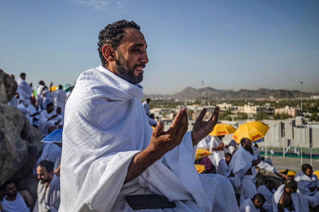 Jemaah sebagian berzikir dan ada yang berdoa, ada juga yang melaksanakan salat dhuha dan amalan-amalan lainnya.