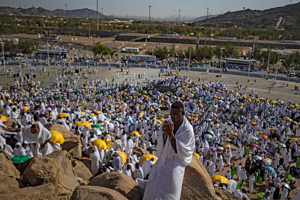 Jemaah calon haji diberangkatkan ke Arafah pada Kamis, 6 Juli 2022 untuk melaksanakan puncak haji, wukuf pada Jumat 9 Dzulhijjah serta rangkaian ibadah haji lainnya seperti mabit di Muzdhalifah dan Mina serta melempar jumrah.