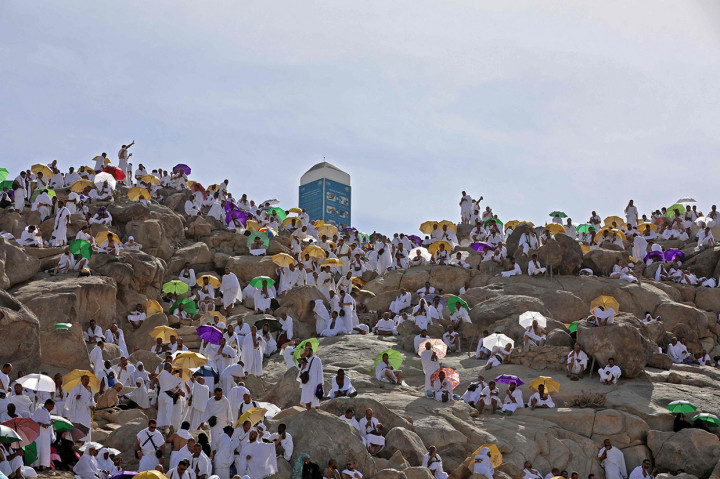 Jemaah mabit di Arafah, dan melaksanakan wukuf di Arafah, lalu bergerak ke Muzdhalifah setelah magrib untuk mabit dan mencari kerikil untuk jumrah.