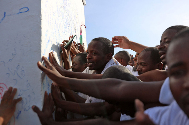 Selanjutnya sekitar tengah malam jemaah akan bergeser ke Mina untuk mabit (bermalam) untuk melempar jumrah sampai 12 Dzulhijjah bagi yang nafar awal, dan 13 Dzulhijjah bagi yang nafar tsani. 