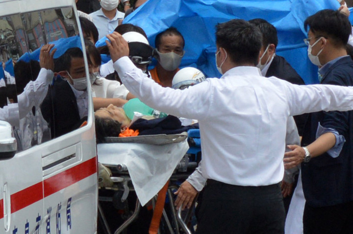 Serangan itu terjadi sebelum tengah hari di wilayah barat negara itu, Nara, di mana Abe, 67, tengah menyampaikan pidato singkat dengan kehadiran keamanan, tetapi penonton dapat mendekatinya dengan mudah. Abe langsung dilarikan ke rumah sakit.