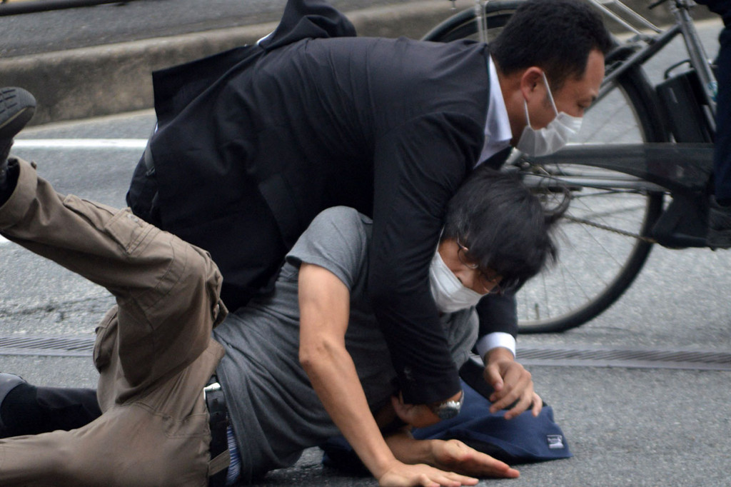 Saat penonton dan reporter merunduk, seorang pria terlihat dilumpuhkan oleh petugas keamanan. Dia kemudian ditangkap karena dicurigai melakukan percobaan pembunuhan. Tersangka teridentifikasi  sebagai Tetsuya Yamagami yang berusia 41 tahun, mantan anggota Pasukan Bela Diri Jepang.