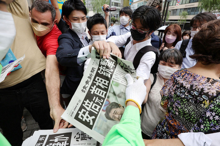 Mengutip seorang anggota senior Partai Demokrat Liberal Abe, penyiar nasional NHK mengatakan Abe meninggal di sebuah rumah sakit di kota Kashihara, Nara, di mana dia menerima perawatan medis. Abe meninggal di usia 67 tahun.
