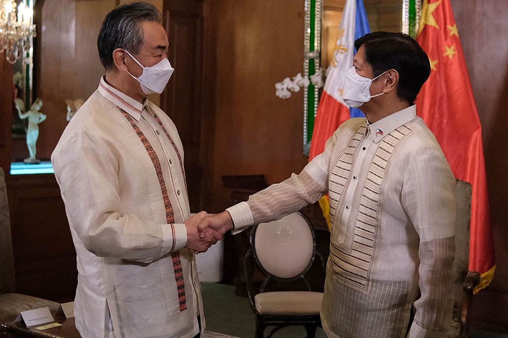 Presiden Filipina Ferdinand Marcos Jr (kanan) menerima kunjungan kehormatan dari Menteri Luar Negeri Tiongkok Wang Yi di Istana Malacañang di Manila pada Rabu, 6 Juli 2022.