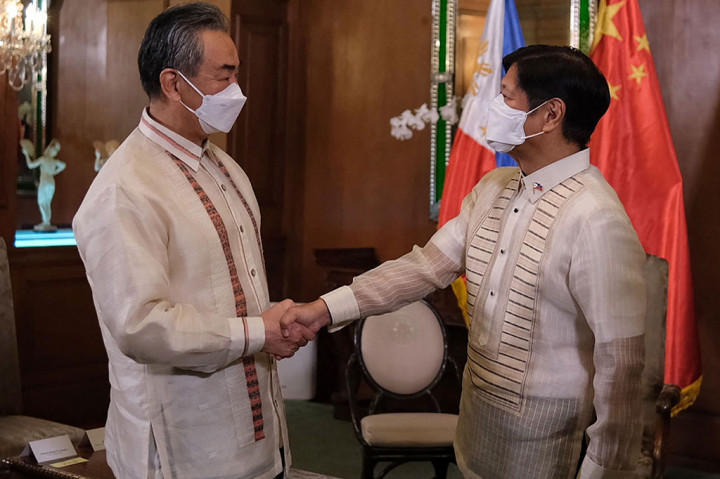 Presiden Filipina Ferdinand Marcos Jr (kanan) menerima kunjungan kehormatan dari Menteri Luar Negeri Tiongkok Wang Yi di Istana Malacañang di Manila pada Rabu, 6 Juli 2022.