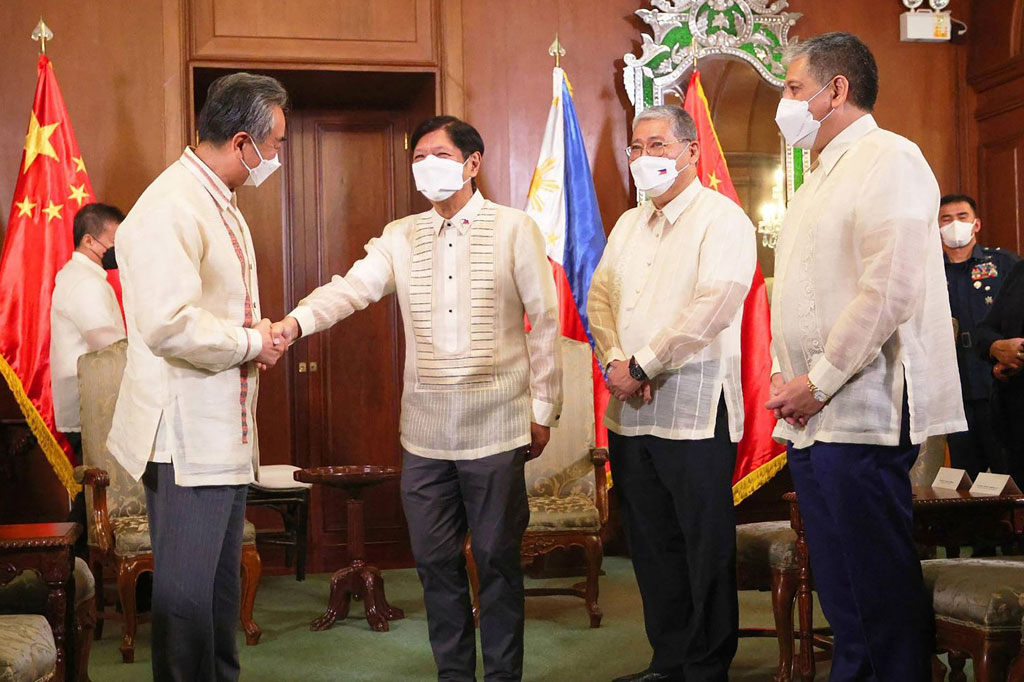 


Presiden Filipina Ferdinand Marcos Jr, Jumat, 8 Juli 2022, dinyatakan positif mengidap Covid-19, dua hari setelah dia bertemu langsung dengan Menteri Luar Negeri Tiongkok Wang Yi di Manila.