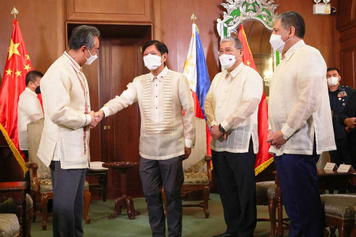 


Presiden Filipina Ferdinand Marcos Jr, Jumat, 8 Juli 2022, dinyatakan positif mengidap Covid-19, dua hari setelah dia bertemu langsung dengan Menteri Luar Negeri Tiongkok Wang Yi di Manila.