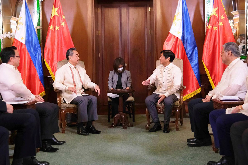 Saat pertemuan pada Rabu, 6 Juli 2022, baik Marcos Jr maupun Wang tidak mengenakan masker selama pertemuan mereka. 

Wang sekarang berada di Bali untuk menghadiri pertemuan G20. 