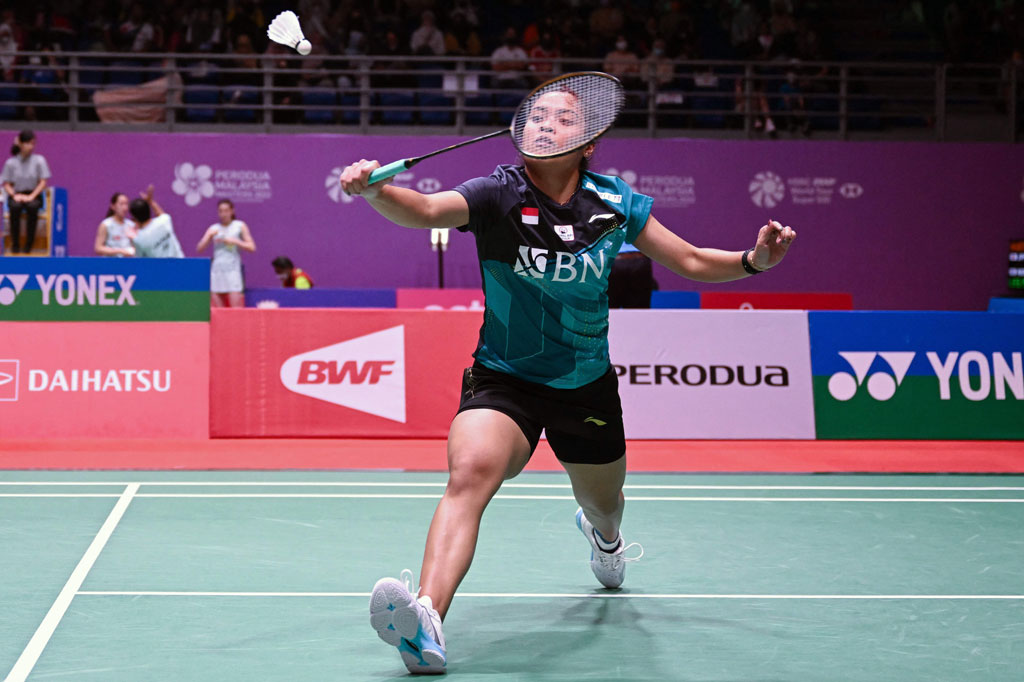Pebulutangkis tunggal putri Indonesia Gregoria Mariska Tunjung mengembalikan kok ke arah Akane Yamaguchi pada perempat final malaysia Masters 2022, Jumat, 8 Juli 2022. Untuk kedua kalinya secara beruntun Gregoria berhasil menundukkan peringkat satu dunia asal Jepang tersebut.