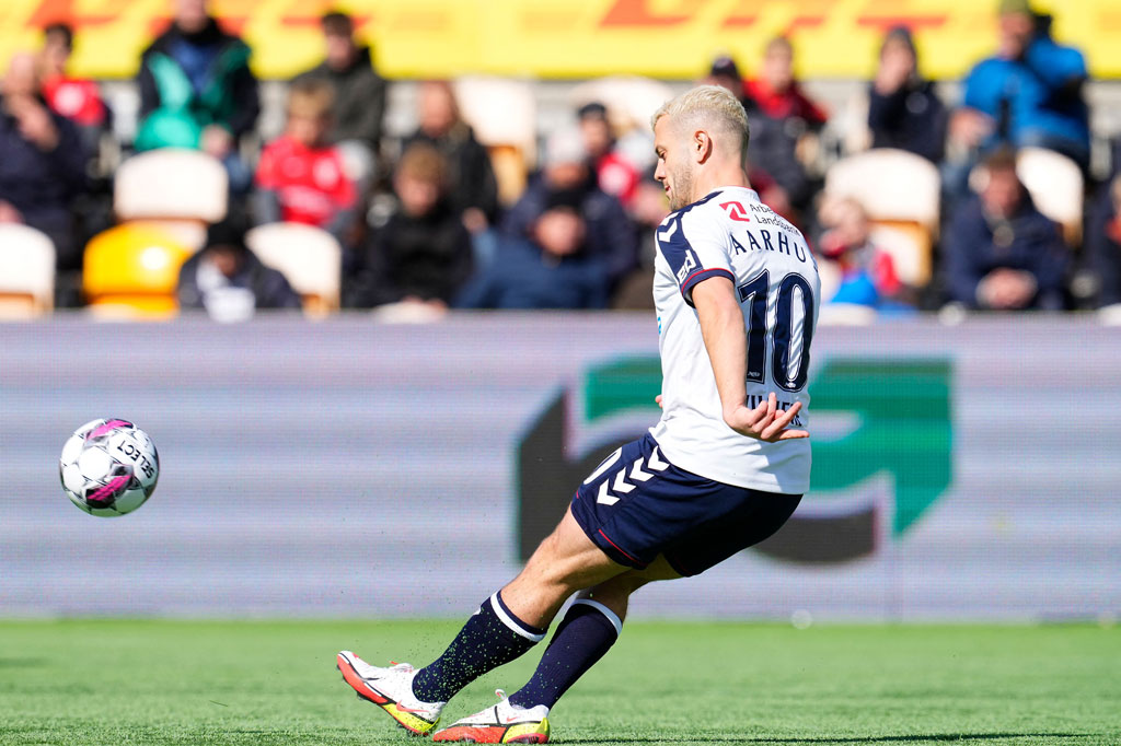 Jack Wilshere mengawali kariernya sebagai pesepakbola di akademi Luton Town sebelum akhirnya bergabung dengan tim Junior Arsenal pada Oktober 2001 silam. Dia menjadi debutan liga termuda Arsenal ketika tampil di usia 16 dan 256 hari pada 2008.