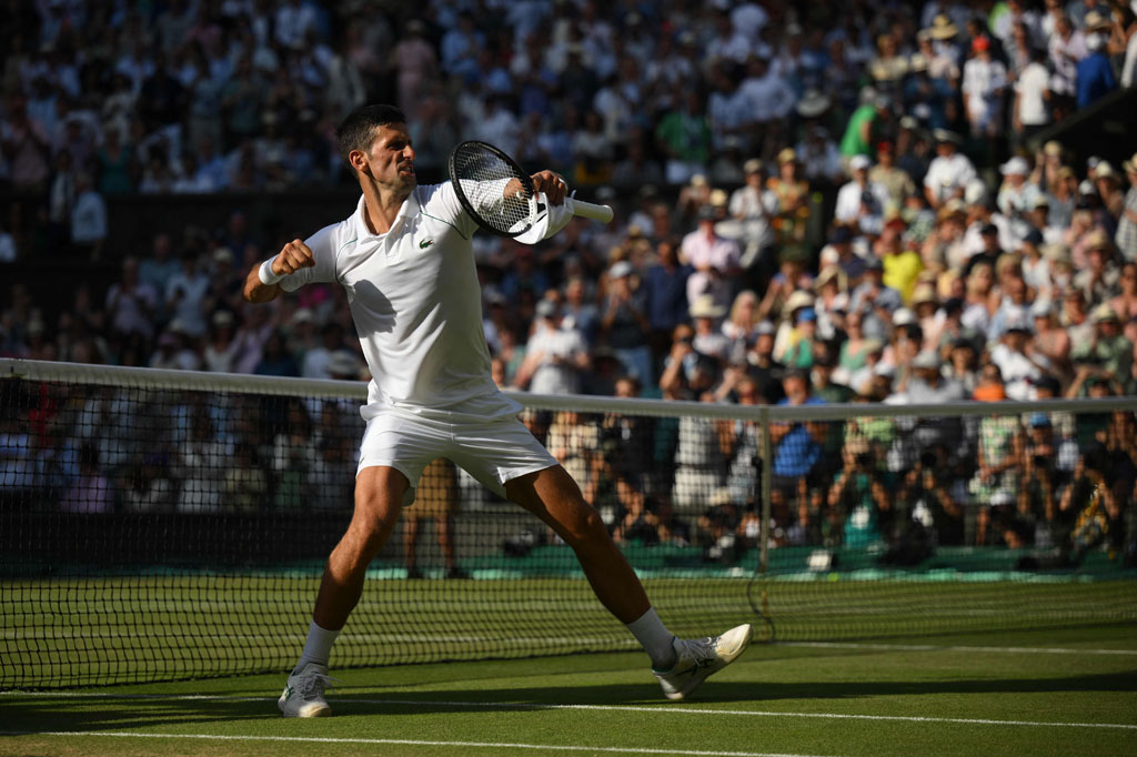 Novak Djokovic melakukan selebrasi setelah mengalahkan Cameron Norrie dalam empat set di semifinal turnamen Wimbledon pada hari Jumat dan, Jumat, 8 Juli 2022.