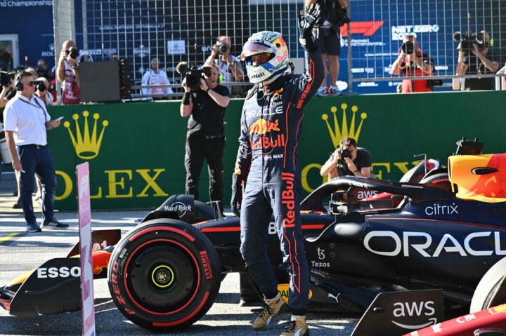 Pembalap Red Bull Racing asal Belanda Max Verstappen melambai kepada penggelar setelah sesi kualifikasi di trek balap Red Bull Ring di Sirkuit Spielberg, Austria, pada Jumat, 8 Juli 2022, menjelang Grand Prix Formula Satu Austria.