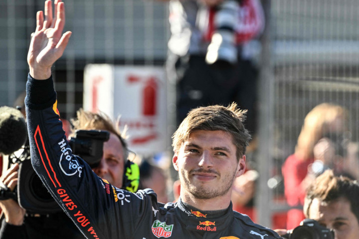 Telah mengamankan pole sementara, Verstappen kemudian mengalahkan pembalap Ferrari Charles Leclerc dengan margin 0,029 detik.