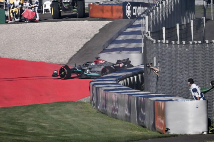 Hamilton dan Russell kehilangan kendali mobilnya dan menabrak pagar pembatas saat sesi terakhir kualifikasi tersebut. Russell mendapati mobilnya melintir di tikungan 9-10 tak lama berselang. Hamilton akan start dari P10 sedangkan Russel dari P5.