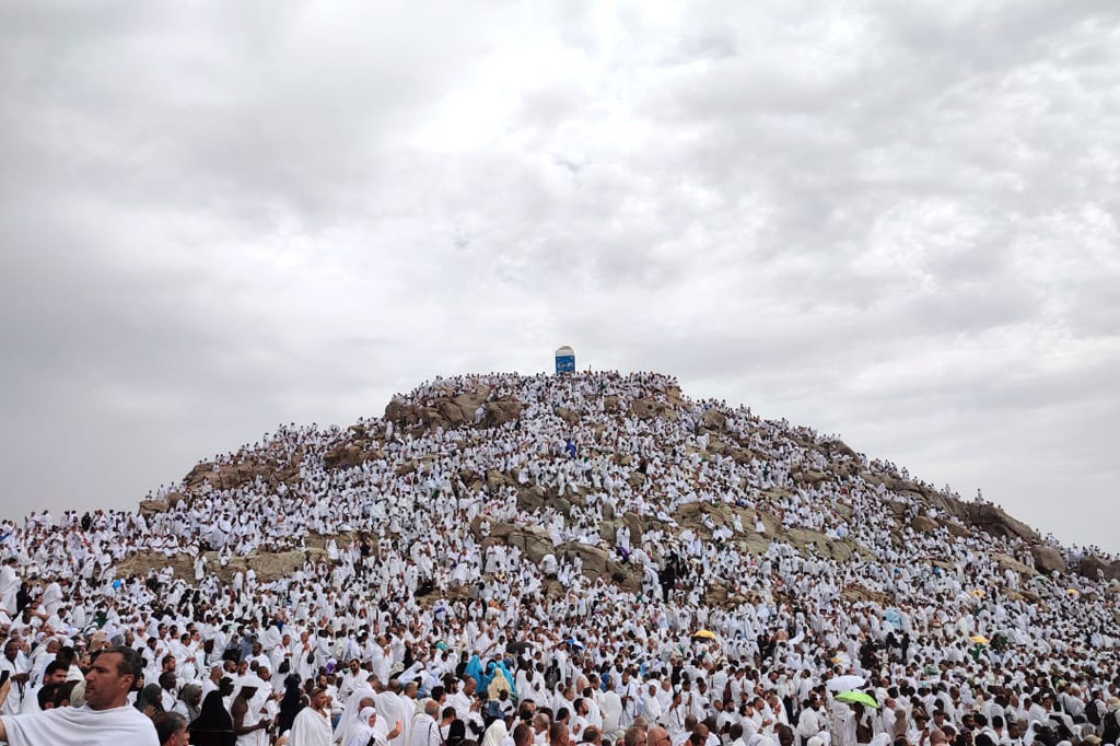 Ribuan umat Islam berdoa di Jabal Rahmah saat wukuf di Padang Arafah, Arab Saudi, Jumat, 8 Juli 2022. Jutaan muslim dari berbagai negara mengikuti prosesi puncak haji 1443 Hijriah.