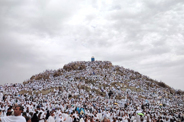 Ribuan umat Islam berdoa di Jabal Rahmah saat wukuf di Padang Arafah, Arab Saudi, Jumat, 8 Juli 2022. Jutaan muslim dari berbagai negara mengikuti prosesi puncak haji 1443 Hijriah.