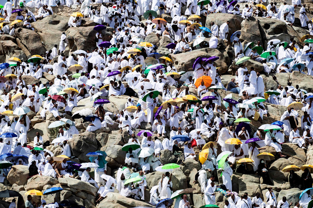 Arafah menjadi tempat sekaligus waktu yang menyimpan sejarah dan cerita suci. Sudah cukup masyhur, bahwa Arafah adalah tempat pertemuan antara Nabi Adam AS dan kekasihnya, Siti Hawa, setelah terpisah berpuluh tahun lamanya. Setelah berhaji, Adam mengajak Hawa kembali ke daerah India untuk hidup dan berketurunan di sana.