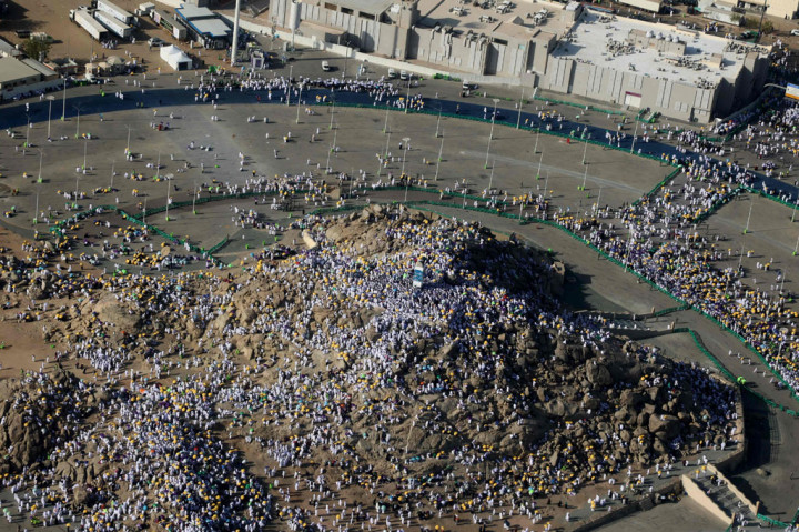 Di hari Arafah, seluruh lapisan langit dan bumi juga dijadikan saksi atas klaim kesanggupan manusia untuk selalu taat kepada Allah swt, Sang Maha Pencipta.