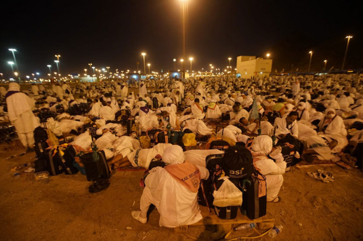 Jemaah haji Indonesia bermalam (mabit) di Muzdhalifah, Mekkah, Arab Saudi, Sabtu, 9 Juli 2022.