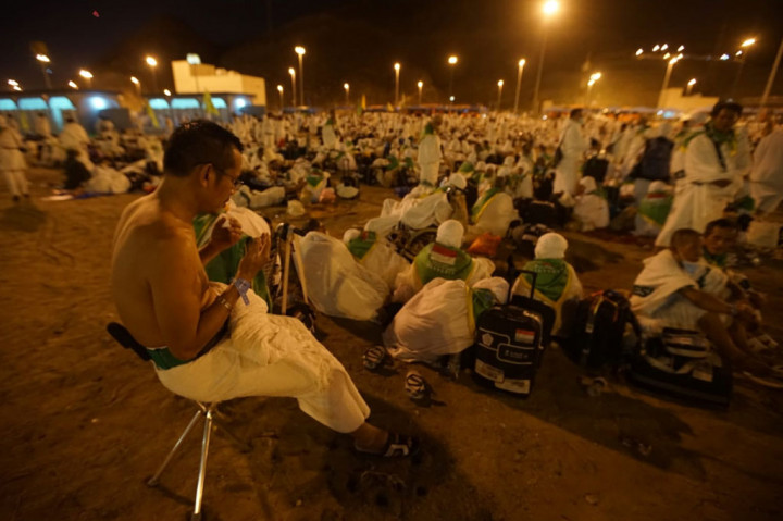 Prosesi lempar Jumrah termasuk ibadah terberat karena harus berjalan kaki sekitar delapan kilometer dari Mina ke Jamarat.