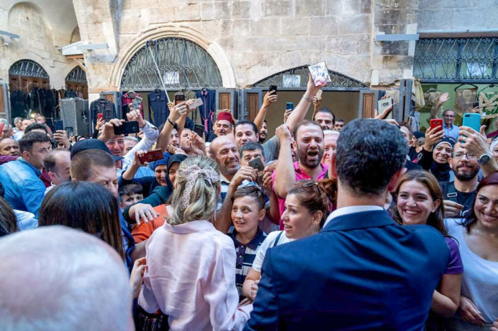 Presiden Suriah Bashar al-Assad pada hari Jumat mengunjungi bekas benteng pemberontak Aleppo, termasuk Kota Tua bersejarah, untuk pertama kali sejak perang pecah 11 tahun lalu.