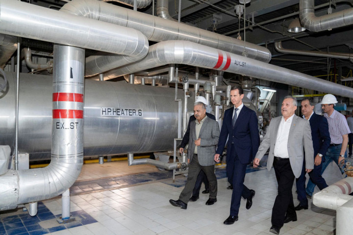 Sebelumnya, Assad mengunjungi pembangkit listrik utama di pedesaan timur provinsi itu untuk mengawasi peluncuran kembali sebagian setelah kerusakan perang.