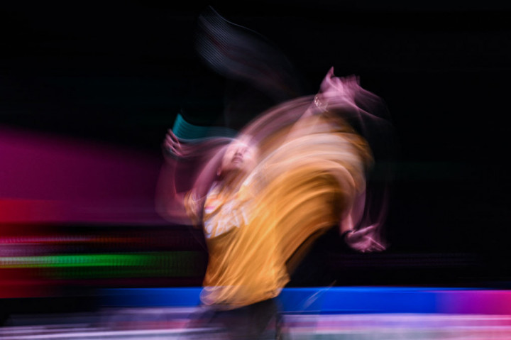 Pebulu tangkis tunggal putri Indonesia Gregoria Mariska Tunjung berusaha mengembalikan kok ke arah wakil Korea Selatan, An Se Young di babak semifinal Malaysia Masters 2022.