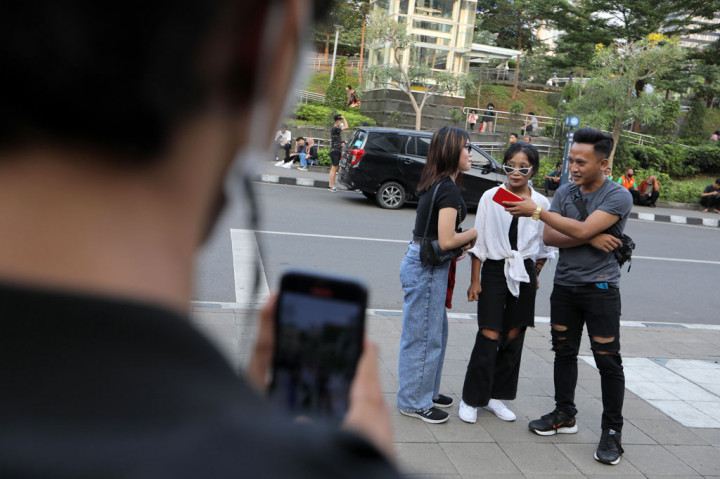 Anies menyebut fenomena ini merupakan demokratisasi Jalan Jenderal Sudirman yang menjadi milik semua, dan seluruh warga diperbolehkan menikmati fasilitas Pemerintah Provinsi DKI Jakarta.