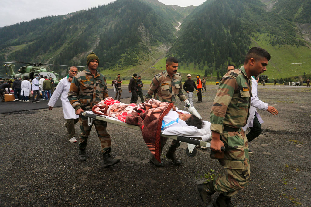 Tentara mengevakuasi para korban banjir bandang selama ziarah Amarnath di dekat base camp Baltal, Kashmirm India pada Sabtu, 9 Juli 2022.