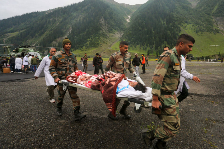 Tentara mengevakuasi para korban banjir bandang selama ziarah Amarnath di dekat base camp Baltal, Kashmirm India pada Sabtu, 9 Juli 2022.