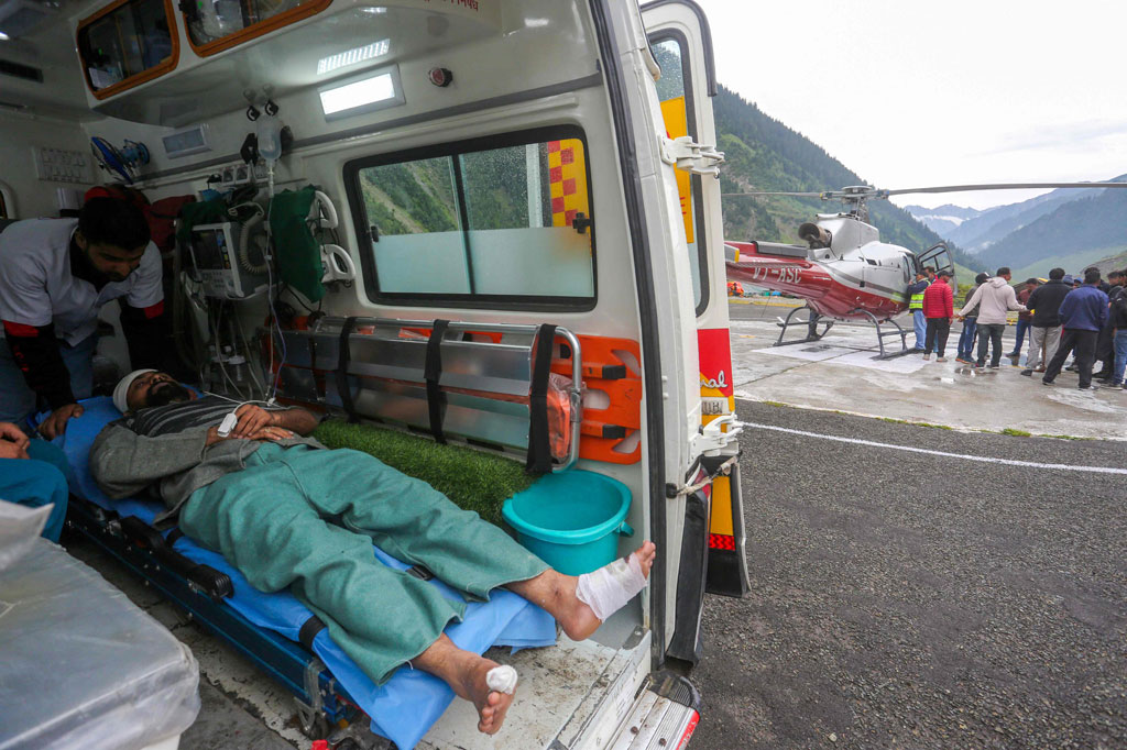 Sekitar 10 ribu orang berkemah di dekat Kuil Amarnath yang berada di sebuah goa area pegunungan Himalaya, saat hujan deras tiba-tiba memicu banjir bandang.